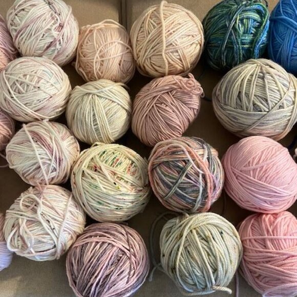 LOT OF 100% WOOL YARN BONANZA - 42 SKEINS - Picture 5 of 6